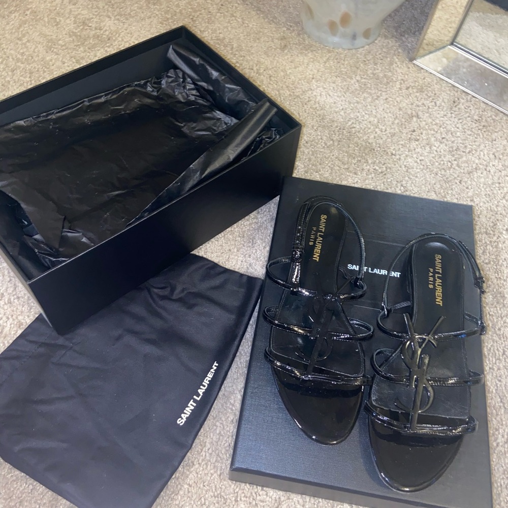 Saint Laurent flat Cassandra sandal like new in patent black